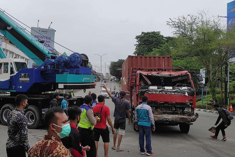 Kumpulan Fakta Hasil Olah TKP Kecelakaan Truk Dengan Belasan Mobil Dan Sepeda Motor yang Sedang Berhenti Lampu Merah di Balikpapan